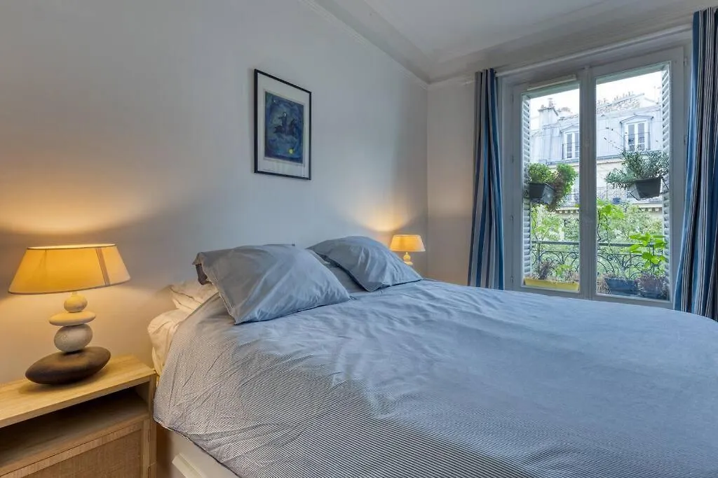 Dans Les Arbres A Montmartre Apartment Paris France